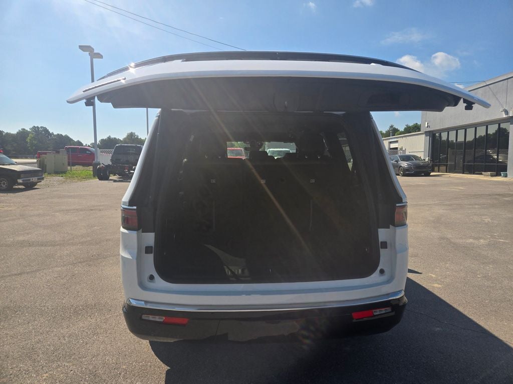 2023 Jeep Wagoneer Base