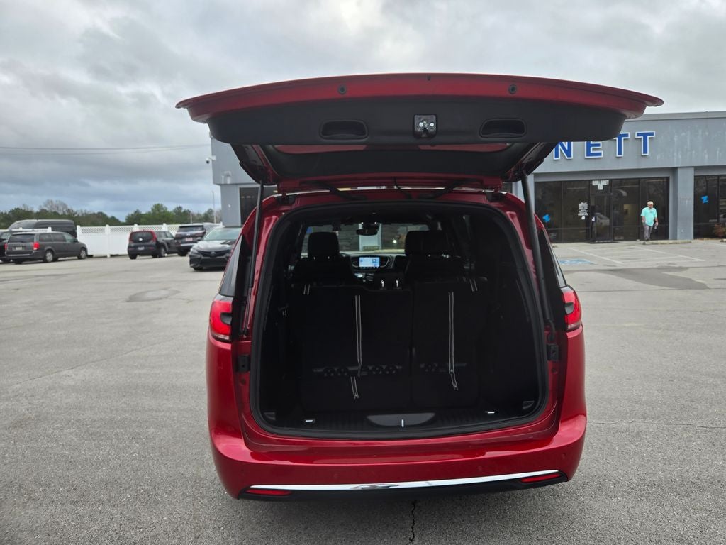2025 Chrysler Pacifica Select