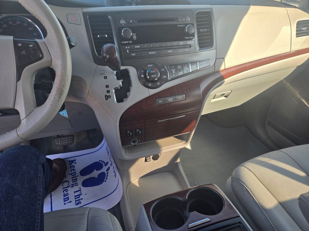 2014 Toyota Sienna XLE 8 Passenger