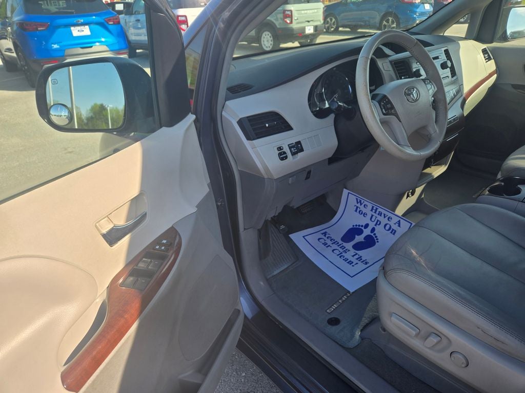 2014 Toyota Sienna XLE 8 Passenger